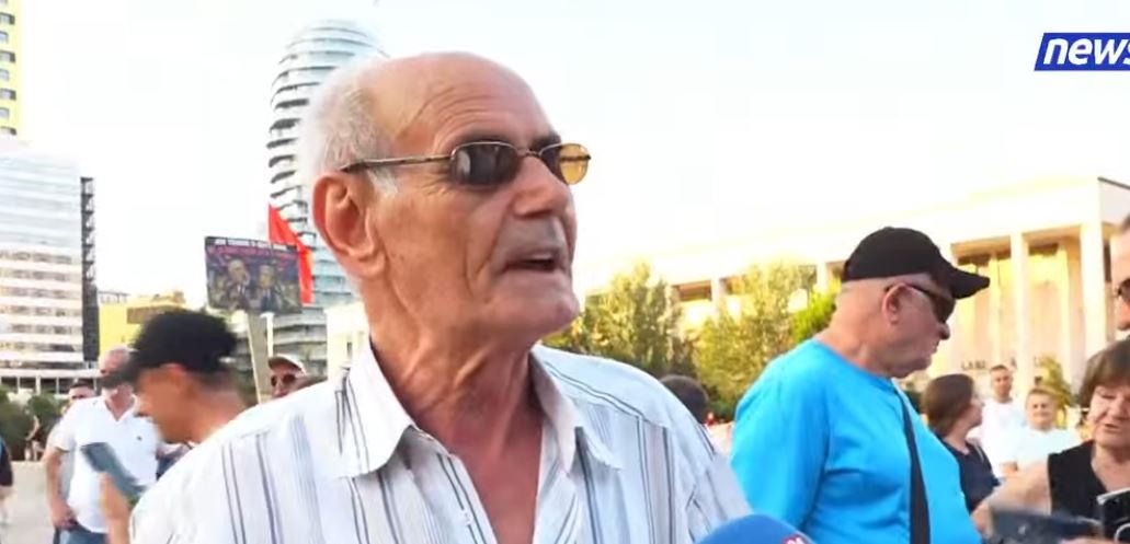 “Kryeministri ka mbjellë frikë, por protesta e ‘vrau’ atë”/ I moshuari në protestë: Rama duhet të largohet një orë e më parë (VIDEO)