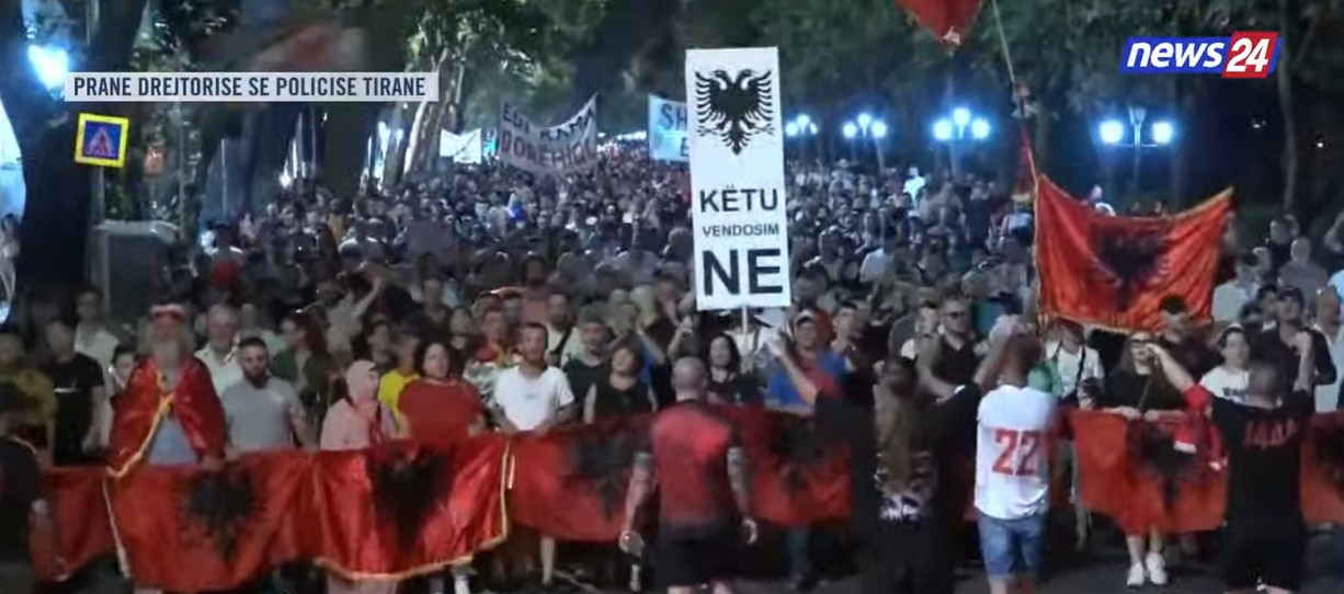 “Poshtë patronazhistët”, revolta e 60-të kundër qeverisë, protestuesit thirrje në rrugët e Tiranës: Shqipëria e rinisë, jo e partisë!