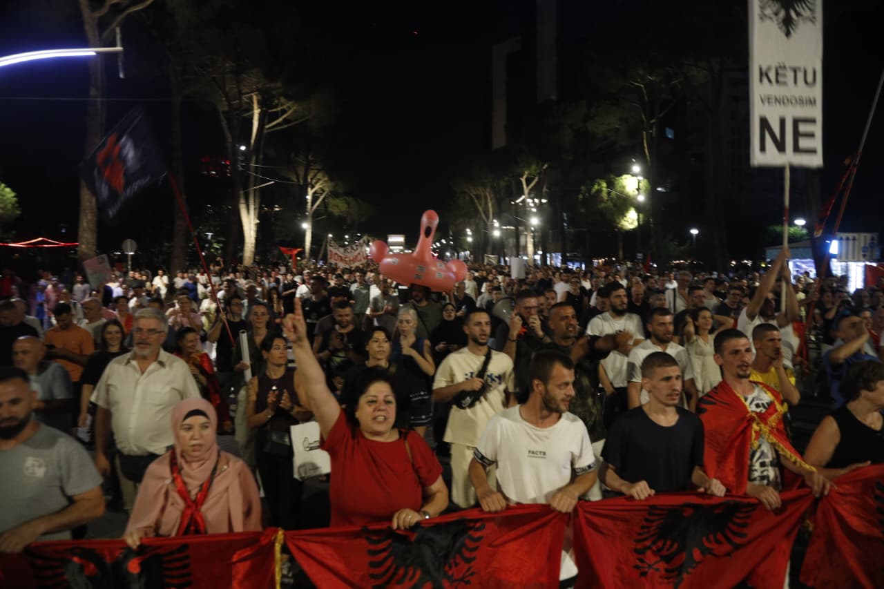 Shqiptarët bëjnë historinë! Sheshi plot për 2 muaj, pjesëmarrje masive në ditën e 60-të të revoltës qytetare: Rama, jepe dorëheqjen! Ndryshim sistemi!