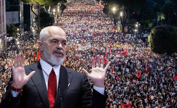 “‘Revolucioni i Flamingove’ po sfidon Ramën”/ Reportazhi i DW: Protestat në Shqipëri kaluan nga kauza mjedisore në revoltë kundër korrupsionit qeveritar