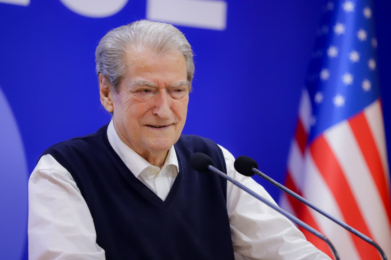 “Janë një seri vendimesh qeveritare, mos harroni dhuratën…”/ Berisha: Ermal Beqiri u mbrojt sepse është prestanome i Armand Frangut, baxhanakut të Ramës!