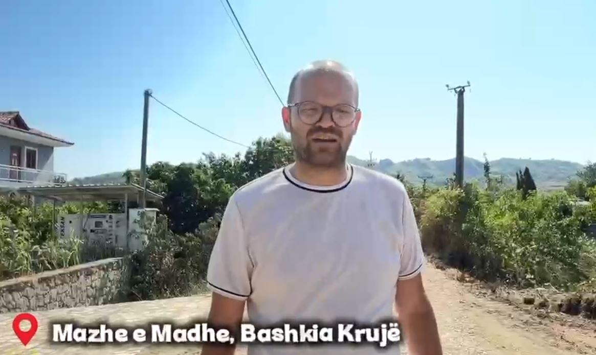 Aulon Kalaja denoncon problematikën me rrugët në Mazhë të Madhe: Shtrimi me asfalt jo për të gjithë lagjen, qytetarët janë të barabartë si djathtas e majtas