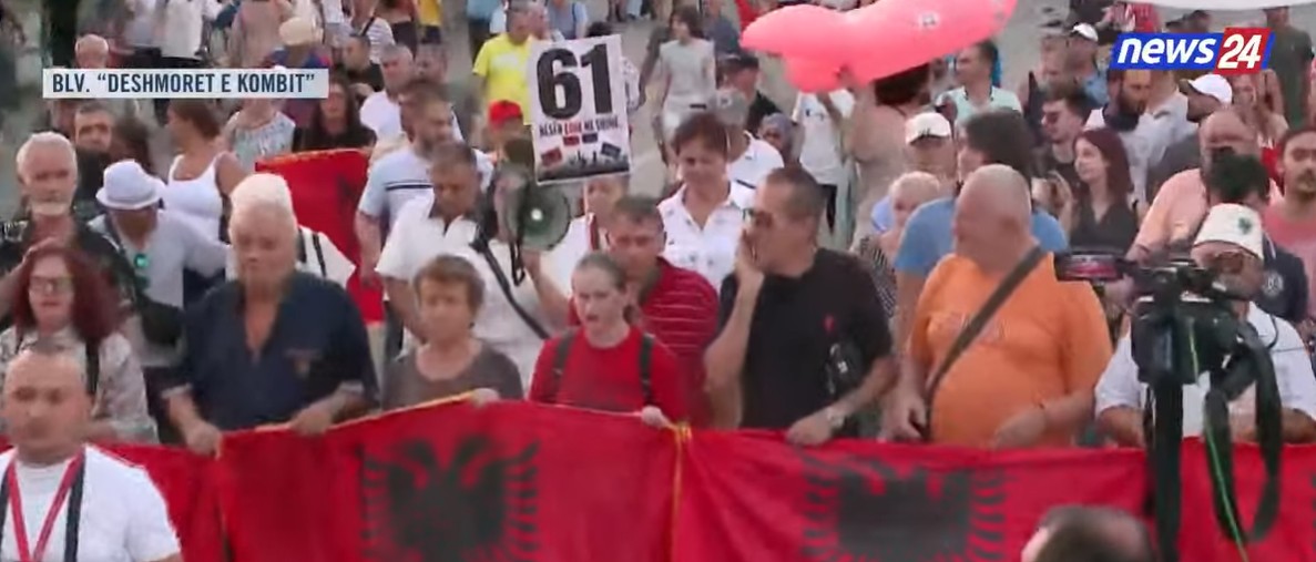 Kërkojnë dorëheqjen e tij/ “Atdheu është i yni, jo biznes privat”, qytetarët sfidojnë Ramën: Dil në bulevard!