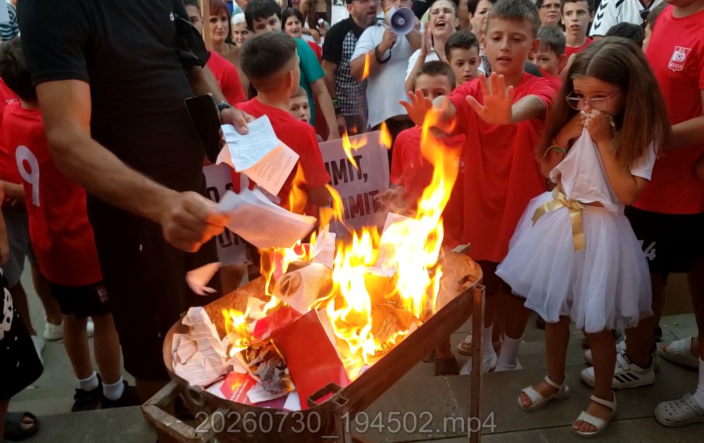 Qytetarët e Poliçanit ‘shuplakë’ Ramës, protestë masive kundër shkrirjes së bashkisë. Digjen në shesh teserat e partisë, kreu i PS jep dorëheqjen publikisht (VIDEO)