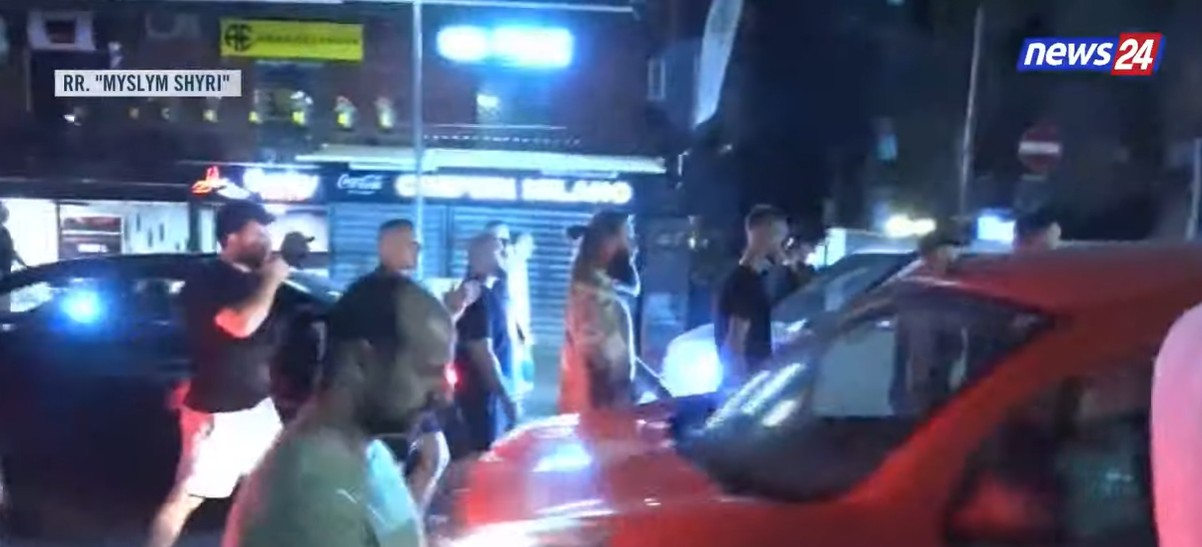 Protestuesit marshojnë në rrugën “Myslym Shyri”, vijojnë thirrjet: Ju erdhi fundi! (VIDEO)