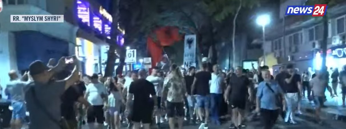 “PS-PD këlyshë komunistësh”/ Protestuesit marshojnë të vendosur, thirrje për dorëheqjen e Ramës: Shqipëria kërkon revolucion
