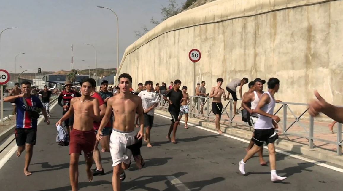 Alarm në Spanjë, emigrantët marokenë vërshojnë drejt Ceutës, 9 të vdekur, ushtria zbret në terren