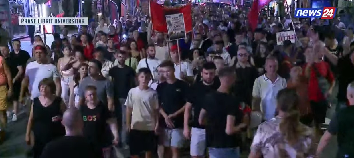 Protestuesit marshojnë te Libri Universitar, jehon thirrja: Çohuni nga kafja!