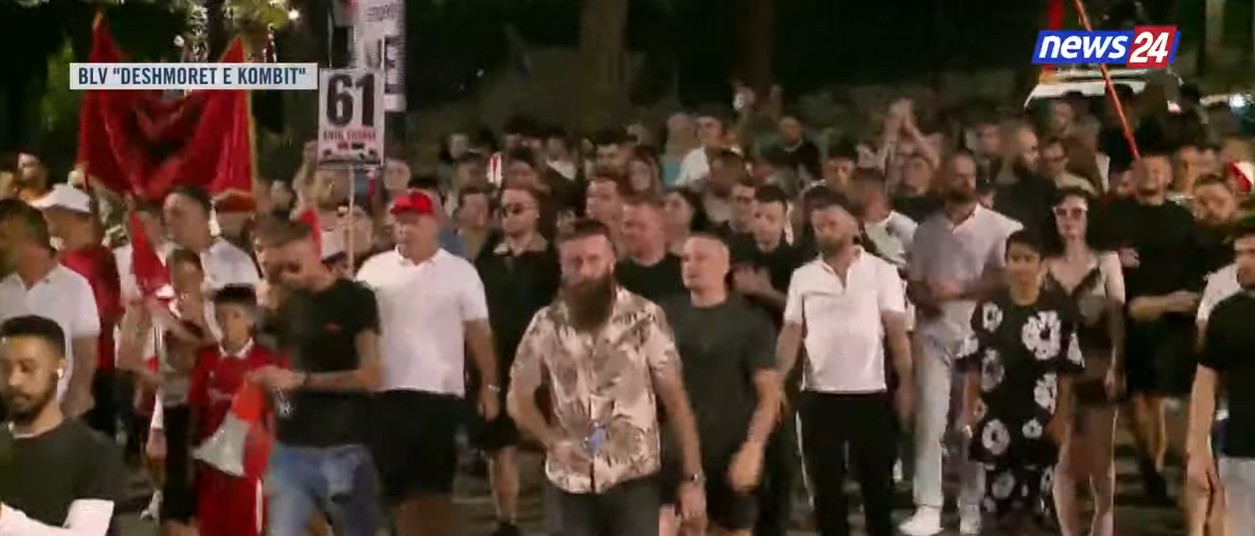 “Jepe dorëheqjen!”/ Protestuesit rikthehen në bulevard pas marshimit në disa rrugë të Tiranës: Rama n’burg, Berisha n’burg!