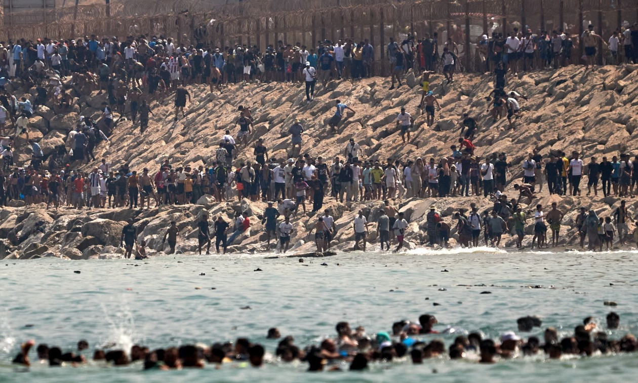 Enklava Ceuta në Spanjë në alarm! Mijëra emigrantë hyjnë nga Maroku, ushtria zbret në terren, humbin jetën 18 persona