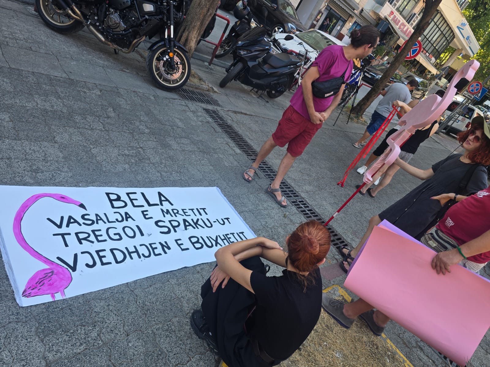“Bela vasalja e mretit, tregoi SPAK-ut vjedhjen e buxhetit”/ Pritet t’i komunikohen akuza të reja, të rinjtë zgjedhin mënyrën e veçantë për të protestuar ndaj Ballukut
