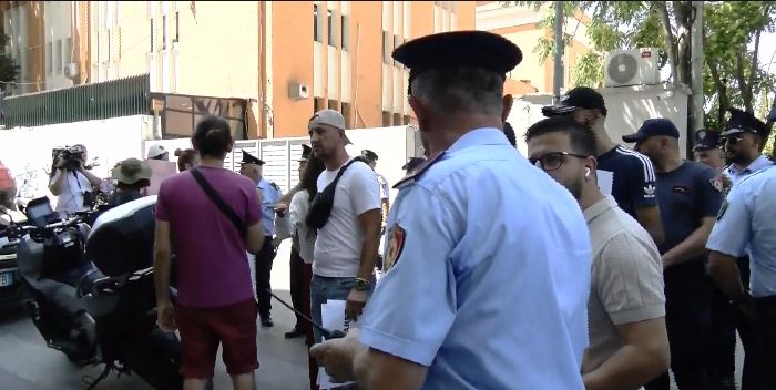 “Belaja e pushtetit”/ Protesta e të rinjve kundër Ballukut në SPAK, policia ndërhyn për t’i larguar, ironizon protestuesi: Kam ardhur t’i jap Belindës edhe 10 mijë lekëshin e fundit