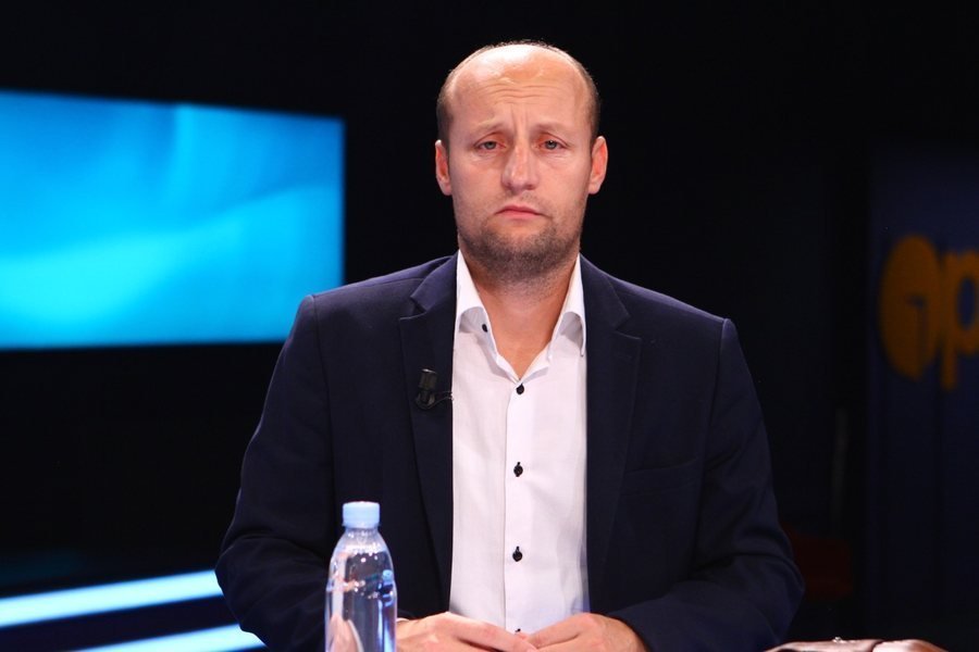 Gruaja e të dënuarit me burg përjetë, Florenc Çapja dhe babai i saj kërcënojnë gazetarin Elton Qyno, autorët e dyshuar në kërkim nga policia