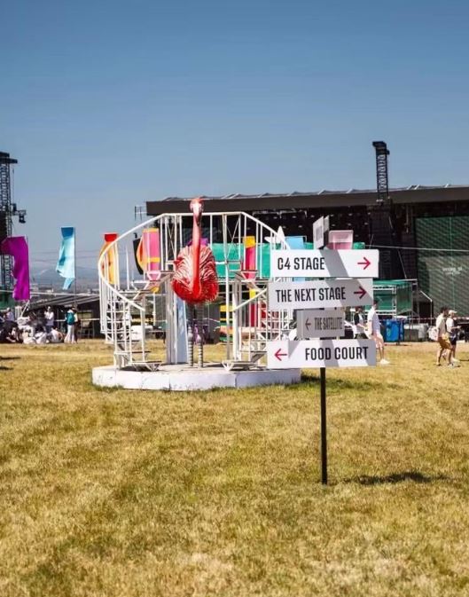 U deklarua në mbështetje të protestave antiqeveritare në Shqipëri/ Dua Lipa ngjit në skenën e “Sunny Hill” Flamingot