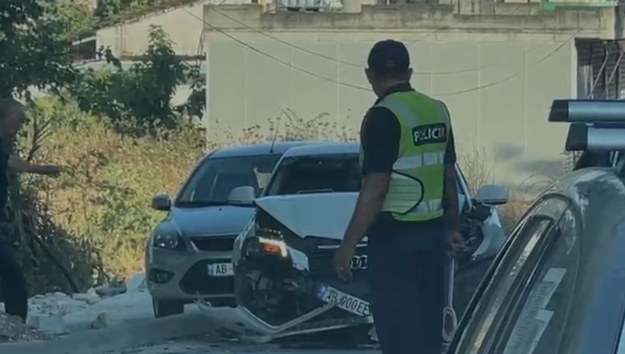 Aksident në aksin Fier-Patos/ Përplasen dy mjete, plagoset njëri prej drejtuesve (VIDEO)