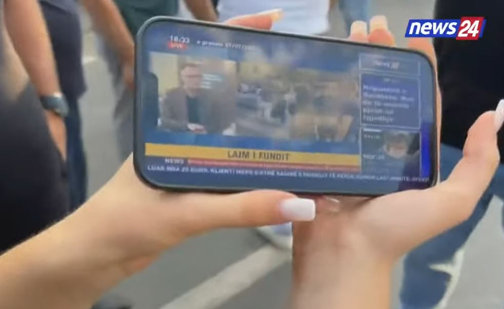 Propozimi i mazhorancës për shkrirjen e 15 bashkive/ Qytetarët e Klosit në protestë, ndjekin tubimin LIVE në News 24