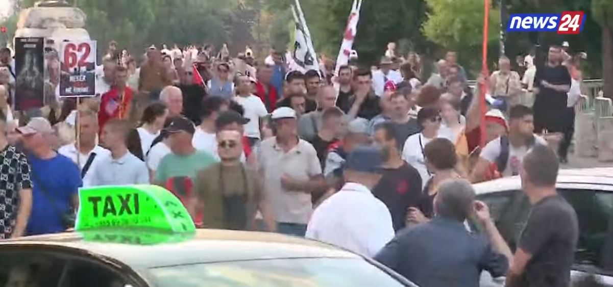 62 ditë Revolucion Flamingo- “Edi Rama o tradhtar, me Shqipërinë mos bëj pazar!”/ Nis marshimi drejt Kryeministrisë, protestuesit mbushin rrugët me thirrje për dorëheqje
