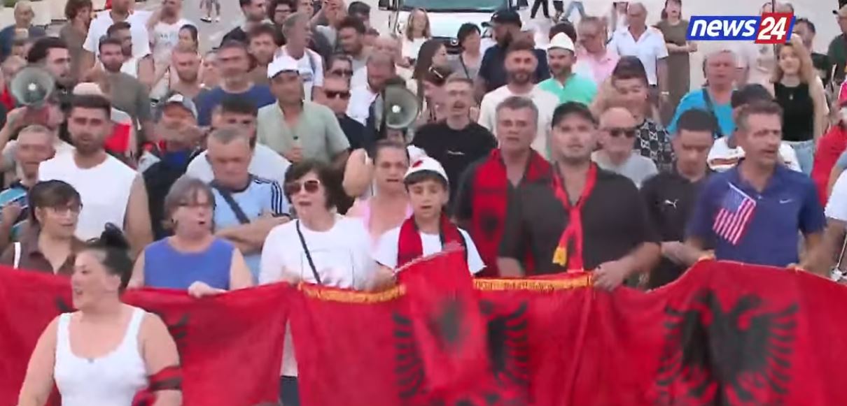 Dorëheqje! “Edi Rama, dil në bulevard, atdheu është i yni, jo biznes privat”/ Qytetarët mbushin bulevardin për të 62-n ditë, thirrje në kor gjatë marshimit drejt Kryeministrisë