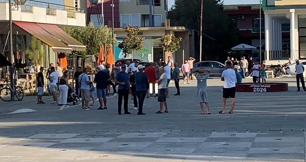 Edhe Divjaka kundër shkrirjes së bashkisë/ Kryebashkiaku në krye të protestës, qytetarët: Jo “Territoriales”