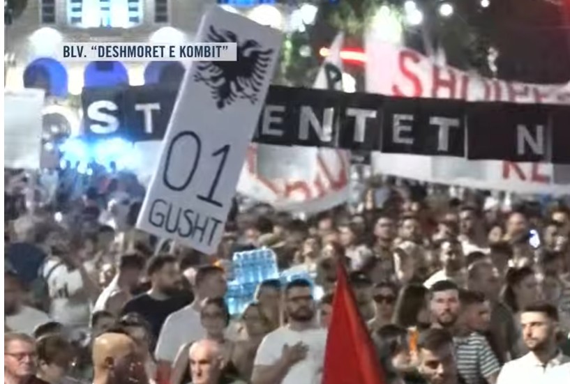 “Rama n’burg, Berisha n’burg!”/ Oshëtijnë thirrjet kundër klasës politike: Sistem i ri!