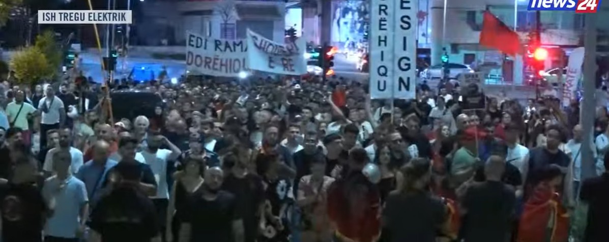 Asgjë s’e ndal revoltën! Protesta antiqeveritare në ditën e 62-të, qytetarët: Shqipëria e rinisë!