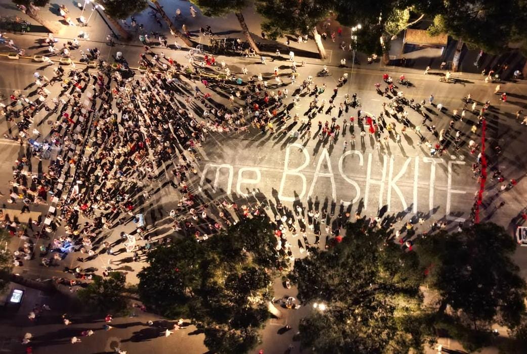 LAJM/ Flamingot e Revolucionit në mbështetje të qyteteve që protestojnë kundër “Territoriales”: Me bashkitë!