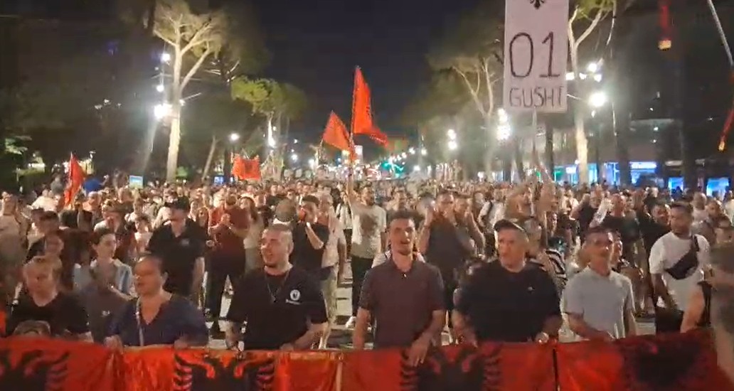 “Rama, jepe dorëheqjen!”/ Protestuesit rikthehen në Bulevard pas marshimit në kryeqytet, mbyllet protesta e 62-të. Të shtunën Diaspora zbarkon në Tiranë