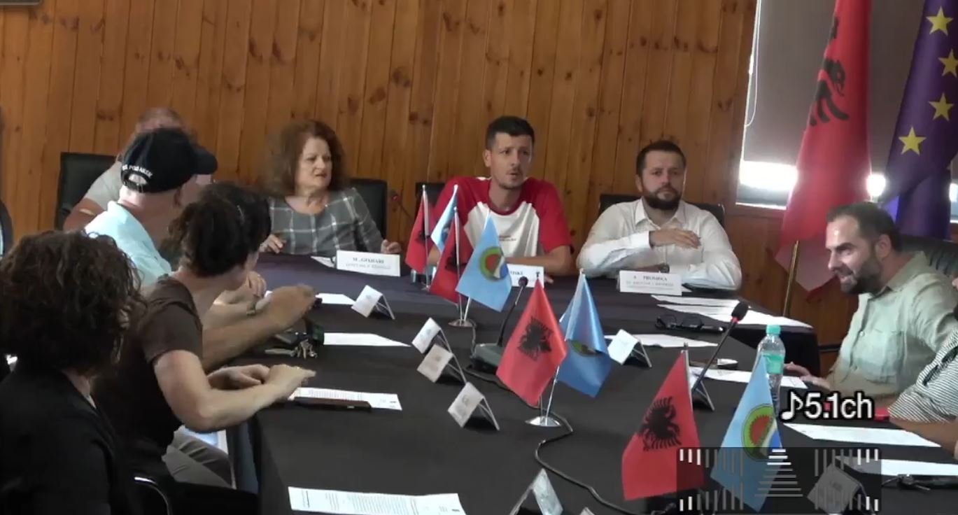 Këshilli Bashkiak i Rrogozhinës bëhet bashkë, miraton projektvendimin kundër shkrirjes me Kavajën: Interesi i qytetarëve, mbi çdo bindje partiake