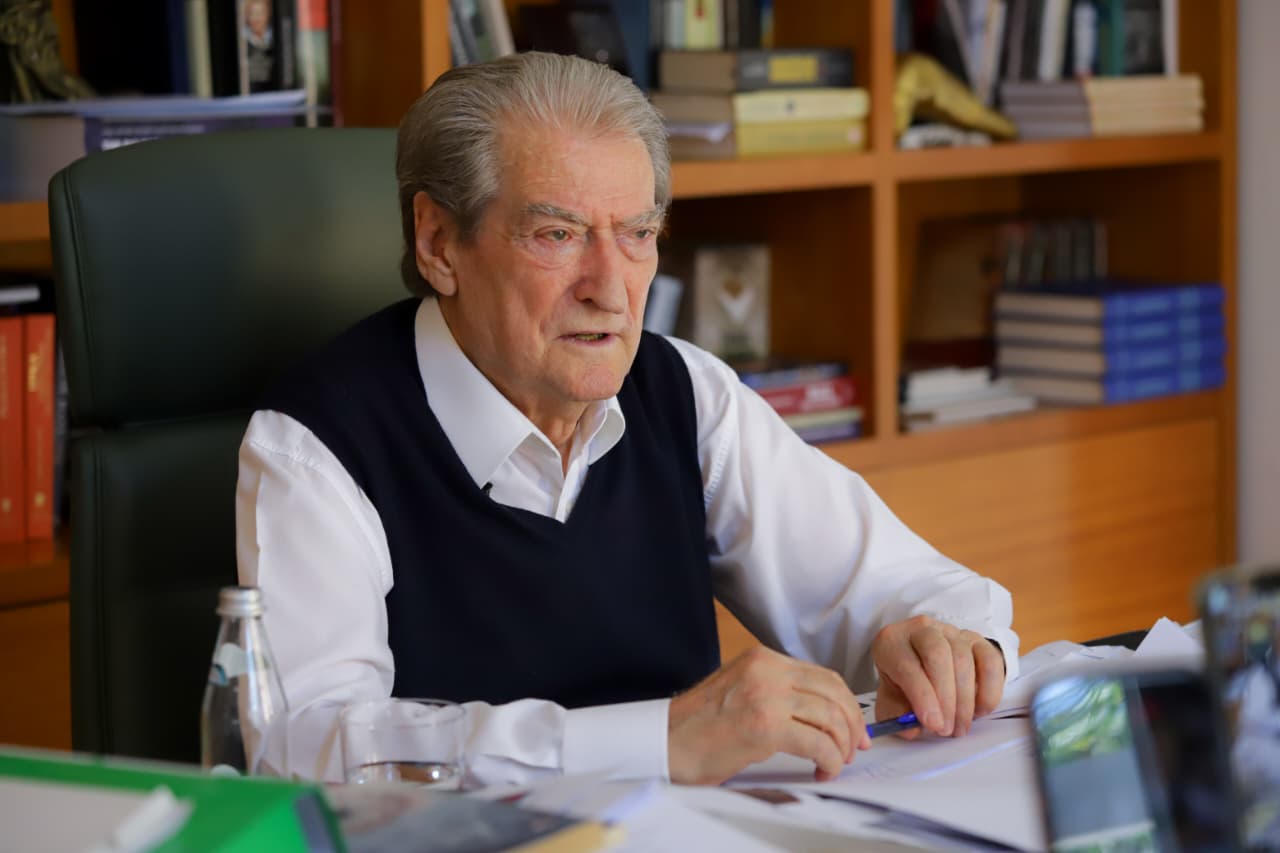 GJKKO e liroi, Berisha ironizon Ilir Beqajn: Mos u çudisni kur Rama t’i japë certifikatë mirënjohjeje!