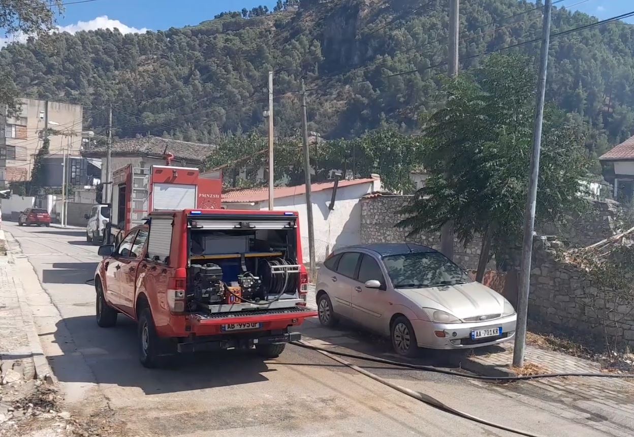 Flakët përfshijnë dy ndërtesa të pabanuara në Berat/ U rrezikua edhe një objekt monument kulture. Dyshohet për zjarrvënie të qëllimshme