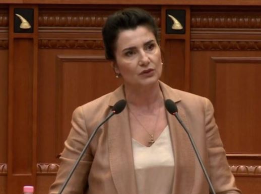 “Bordi të ndërhyjë, duhen masa emergjente” /Bardeli: Nafta në 214 lekë/litër, qeveria po zhvat qytetarët gjatë sezonit turistik