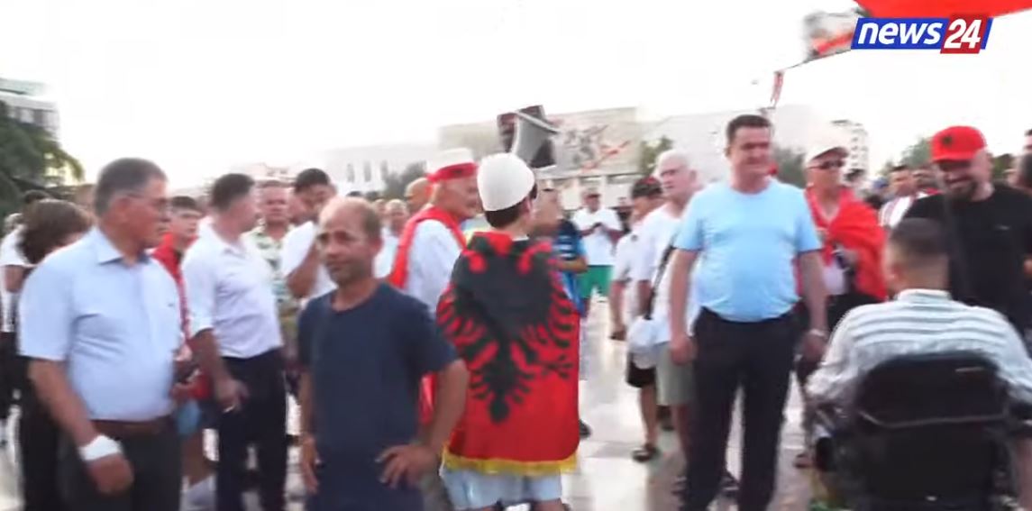 63 ditë tubime masive antiqeveritare/ Diaspora zbret sërish në sheshin “Skënderbej”, kërkohet dorëheqja e Ramës