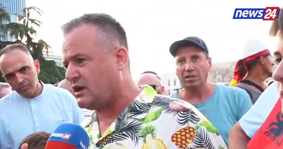 “Po mbledhim firma për ta shpallur Ramën të rrezikshëm”/ Protestuesi nga Gjermania: Në 25 vite nuk ka ndryshuar asgjë. Blihet ende uji me autobot dhe s’ka rrugë