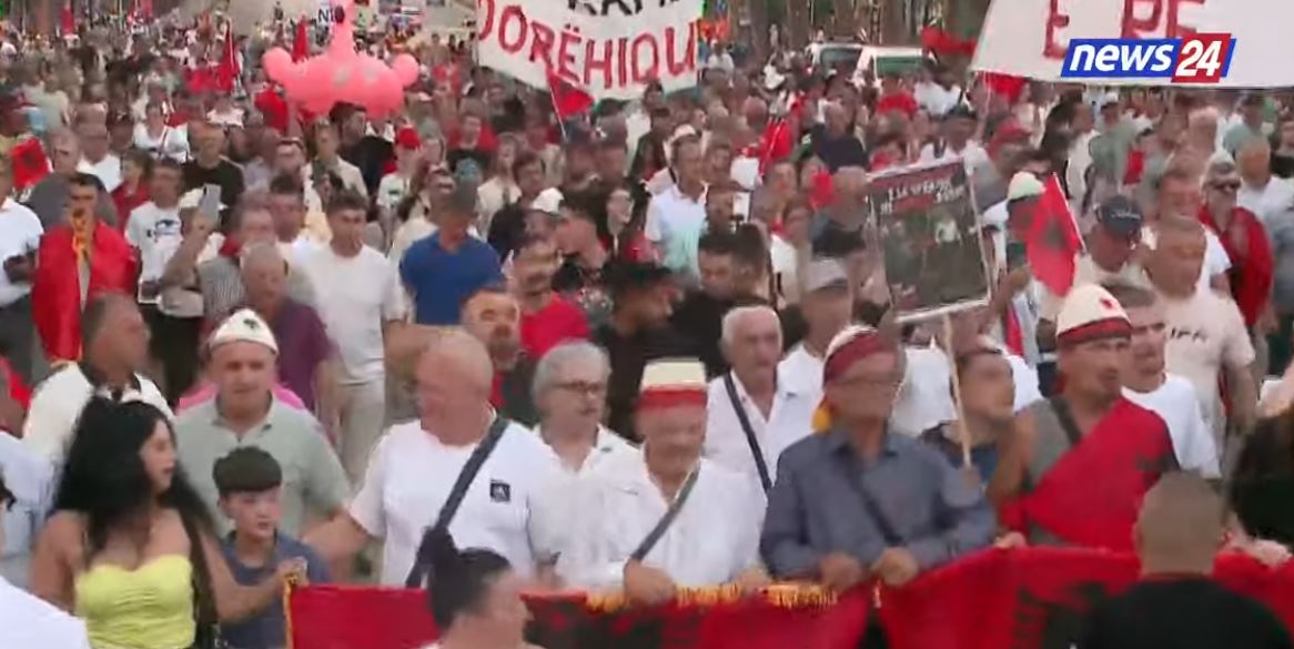 “Poshtë qeveria”/ Lumi i protestuesve vijon marshimin drejt Kryeministrisë me pankarta dhe flamuj kombëtarë. Rrugët jehojnë nga thirrjet për ndryshim