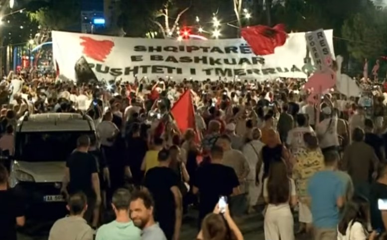 “Shqiptarët e bashkuar, pushteti i tmerruar”! Shpaloset banderola gjigante para Kryeministrisë