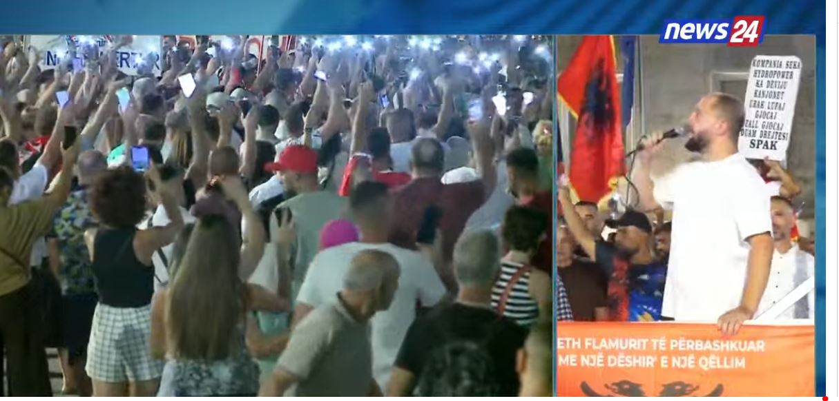 “Ndizni blicat të na numërojë Taulant Balla sa jemi në shesh”/Protestuesit ndriçojnë sheshin para Kryeministrisë, Edison Lika: Qytetarët e 15 bashkive të na bashkohen. Nesër protestë në Shkodër kundër konsullatës serbe