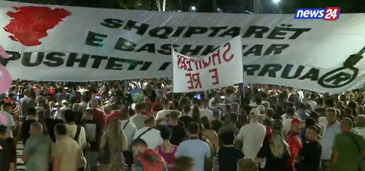 “Shqiptarët të bashkuar, pushteti i tmerruar”/ Diaspora dhe aktivistët me mesazhe të forta. Nis marshimi masiv në rrugët e kryeqytetit, protestuesit kërkojnë dorëheqjen e Ramës