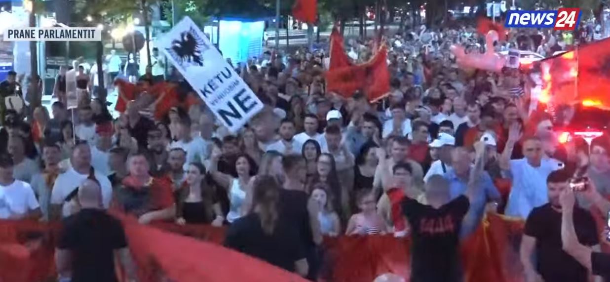 Vijon marshimi në rrugët e Tiranës/ Me thirrjet “Rama në burg Berisha në burg” dhe “Dorëheqje” turma pushton kryeqytetin