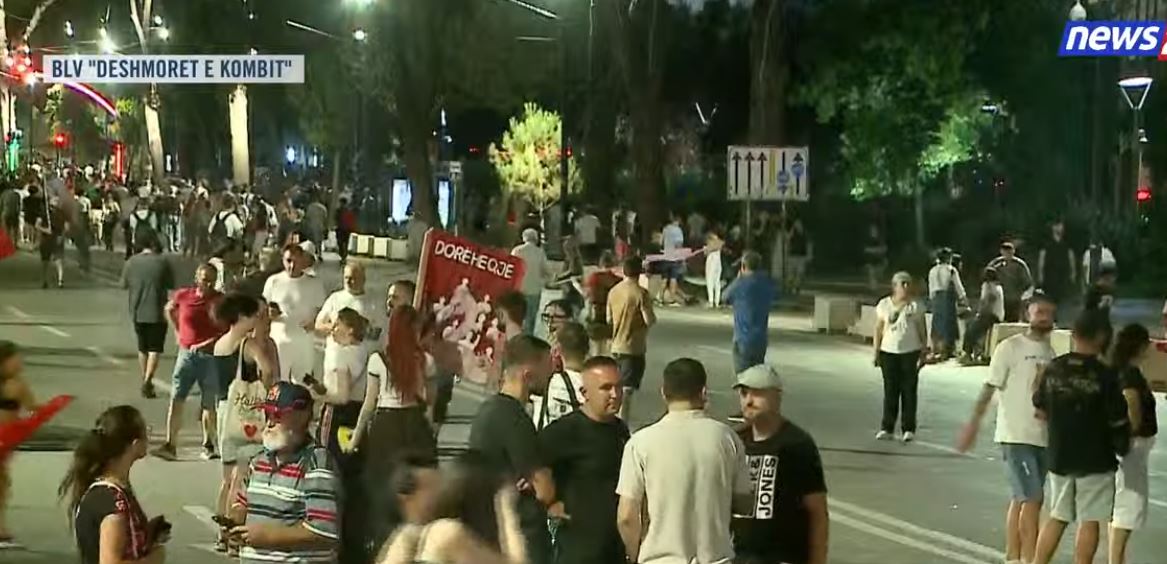 Lumi i protestuesve rikthehet para Kryeministrisë. Mbyllet protesta e 63 antiqeveritare/ Qytetarët largohen me thirrjet: “Nesër më shumë”