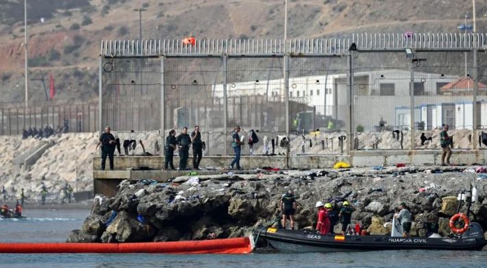 Situatë kritike në Ceuta/ Spanja instalon barrierë lundruese për të penguar refugjatët marokenë