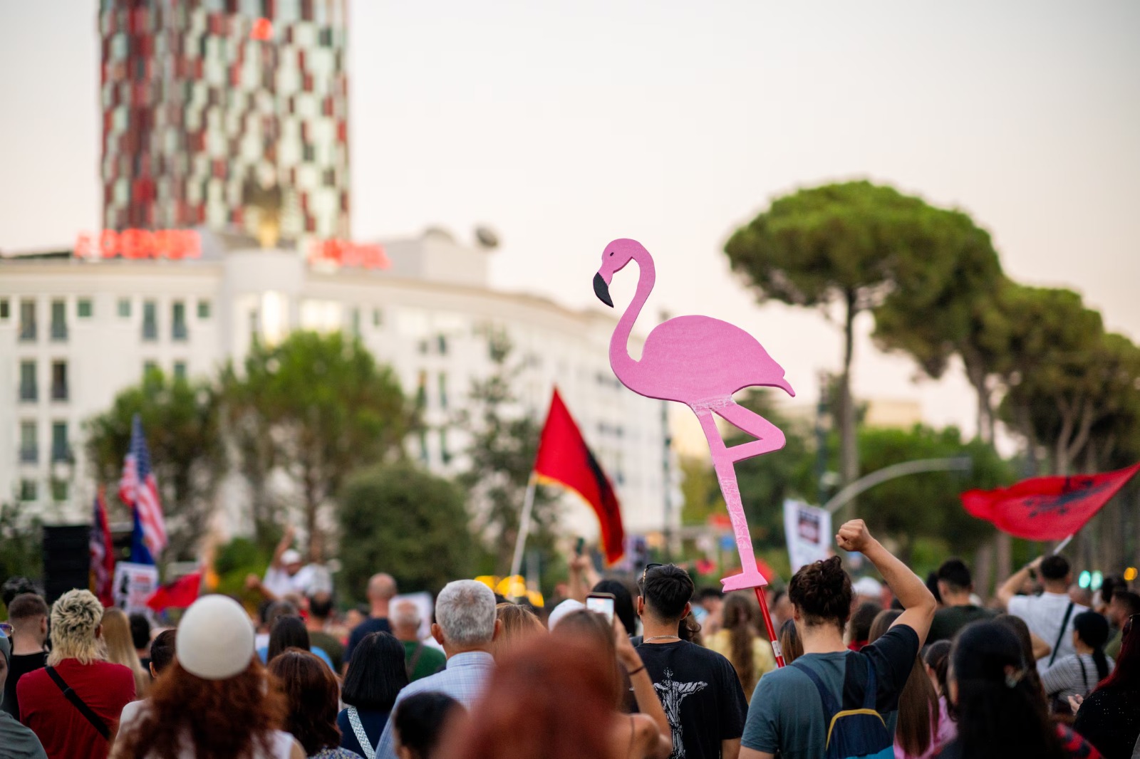 “’Revolucioni i Flamingove’ në Shqipëri”/ “ABC Australia” jehonë protestave kundër Ramës: Revolta më e madhe që prej rënies së komunizmit