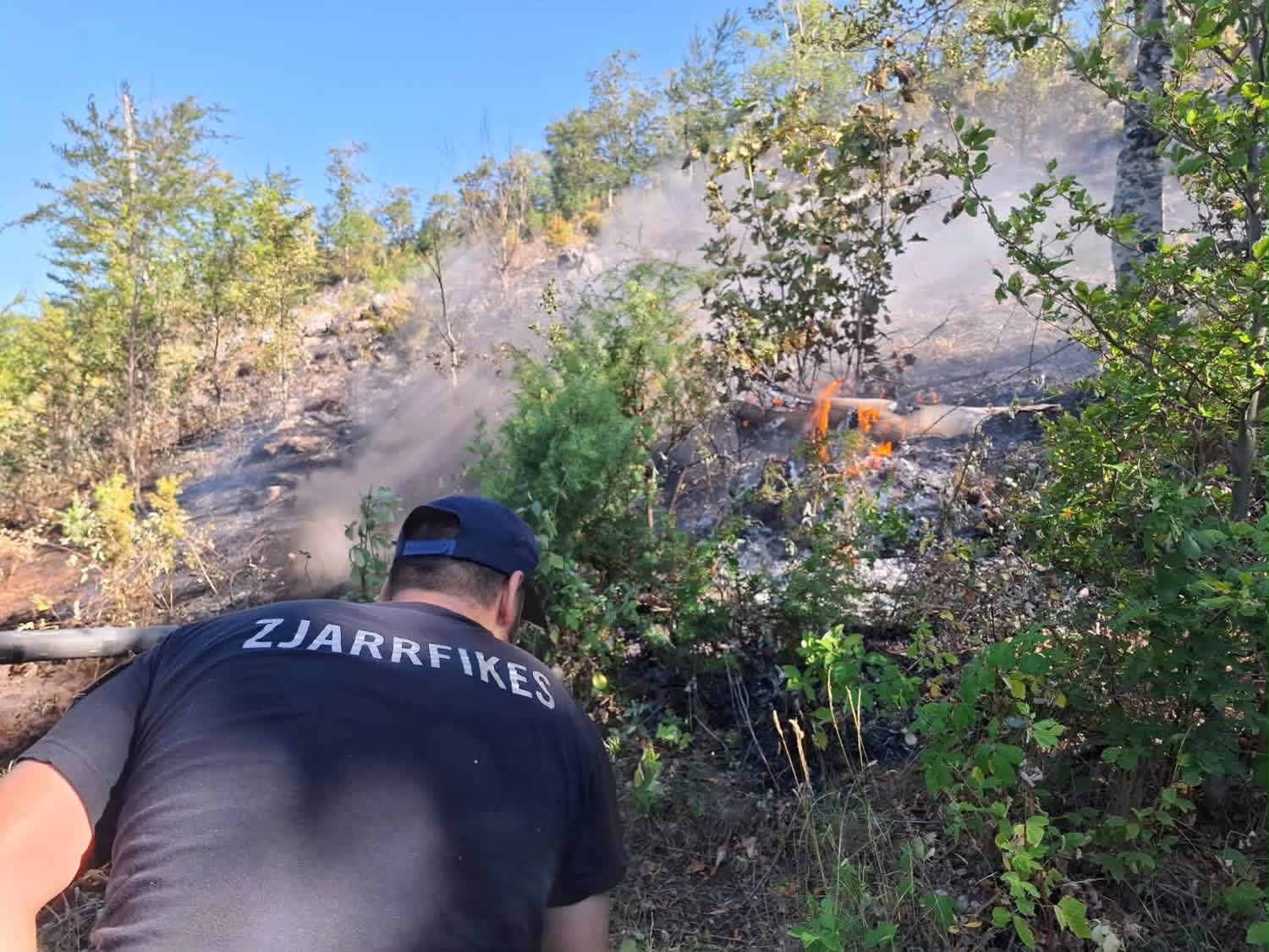 Flakët përfshijnë Malin e Vinës në Gramsh/ Zjarri izolohet pas një operacioni të vështirë
