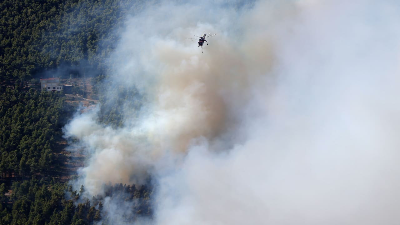 Tragjedi gjatë aksionit kundër flakëve në Greqi/ Përplasen dy helikopterë zjarrfikës, dy të vdekur e dy të plagosur! (VIDEO)