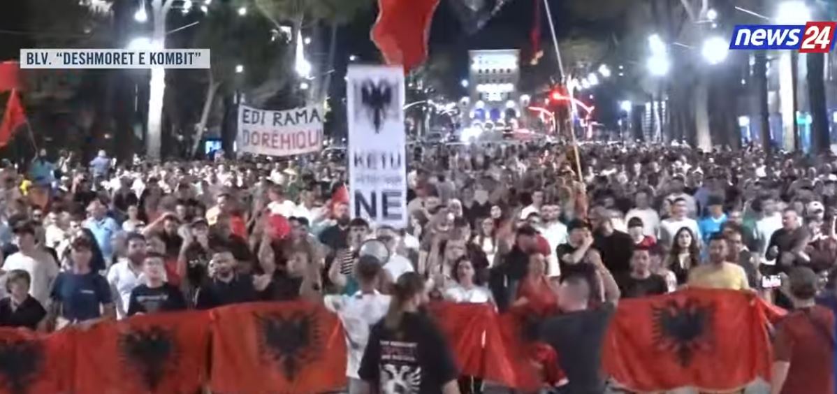 Përfundojnë fjalimet para Kryeministrisë/ Nis marshimi masiv në rrugët e Tiranës! Protestuesit në kor: Rama jepe dorëheqjen!