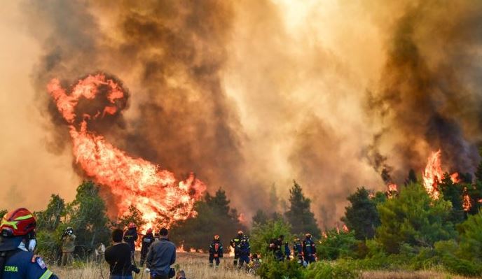 Zjarret në Greqi/ Situata mbetet kritike për të katërtën ditë. Mbi 111 mijë hektarë të djegur në Atikë dhe Beoti