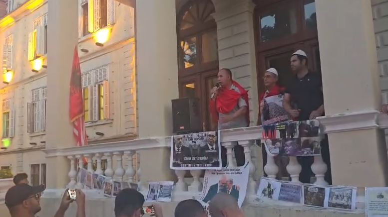 “Jo konsullatës serbe në Shkodër”/ Qytetarët ngrihen në protestë: Marrëveshja me Serbinë, shkelm mbi gjakun e dëshmorëve! Krahasimi absurd mes 54 serbëve dhe 61 mijë shqiptarëve të Luginës