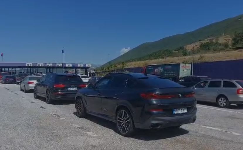 Dyndja drejt bregdetit e shqiptarëve të Kosovës/ Fluks i shtuar mjetesh në Morinë, regjistrohen mbi 50 mijë hyrje