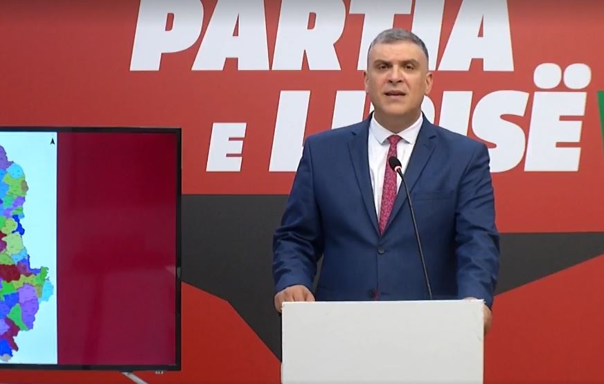“Ta vendosin shqiptarët me referendum”/Blushi: Shkrirja e 15 bashkive cenon Kushtetutën, Kartën Evropiane dhe vetëqeverisjen e komuniteteve. Fshatrat mbeten pa shërbime
