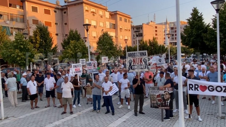 “Nuk jemi krijim i 2015-ës”/ Punonjësit e Bashkisë Rrogozhinë bojkotojnë punën dhe zbresin në shesh: Jo shkrirjes me Kavajën!