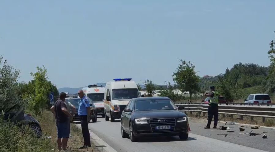 Aksident i rëndë në Fier–Lushnjë/ Dy makina përfundojnë në kanal. Katër të plagosur, bllokohet autostrada
